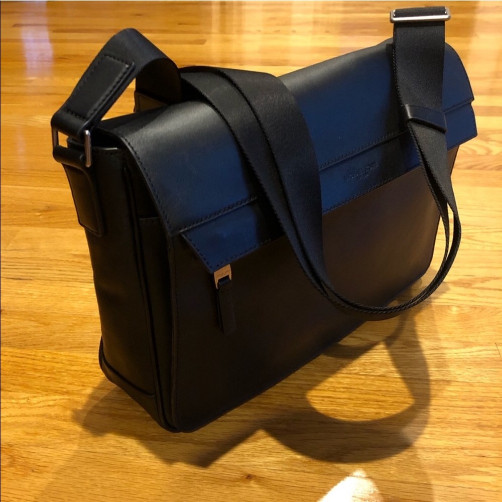 New Michael Kors Leather Messenger Bag - Picture 5 of 8